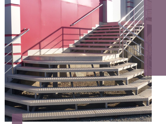 Лестницы для магазина в Сосногорске — изготовление и монтаж